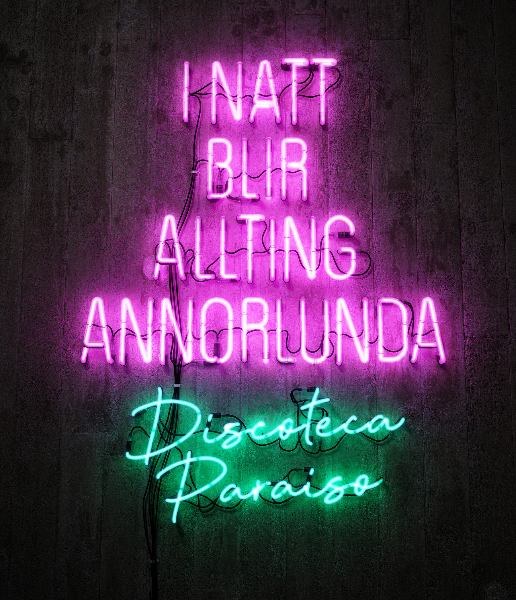 A neon sign for Stadsteatern saying nu blir allting annorlunda, blinking buzz skylt theater logo