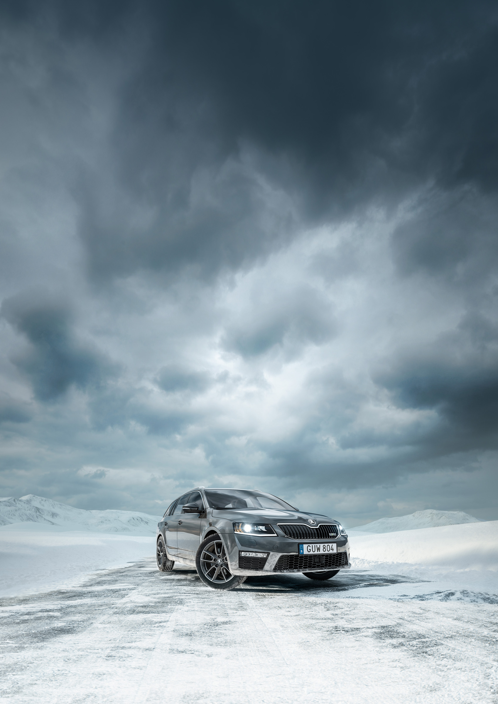 Skoda Octavia fourweel drive in the snowy winter mountains, on a ice road. Fjäll snö vinter bil väg